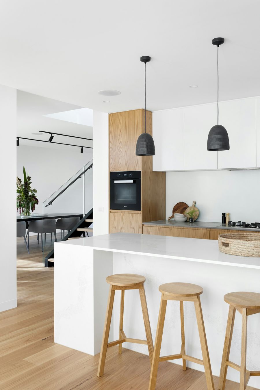 Ada tezgâhlı modern mutfak